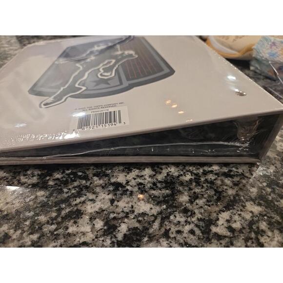 2025 Topps Basketball Binder with 9 Pocket Pages Sealed - Picture 4 of 5